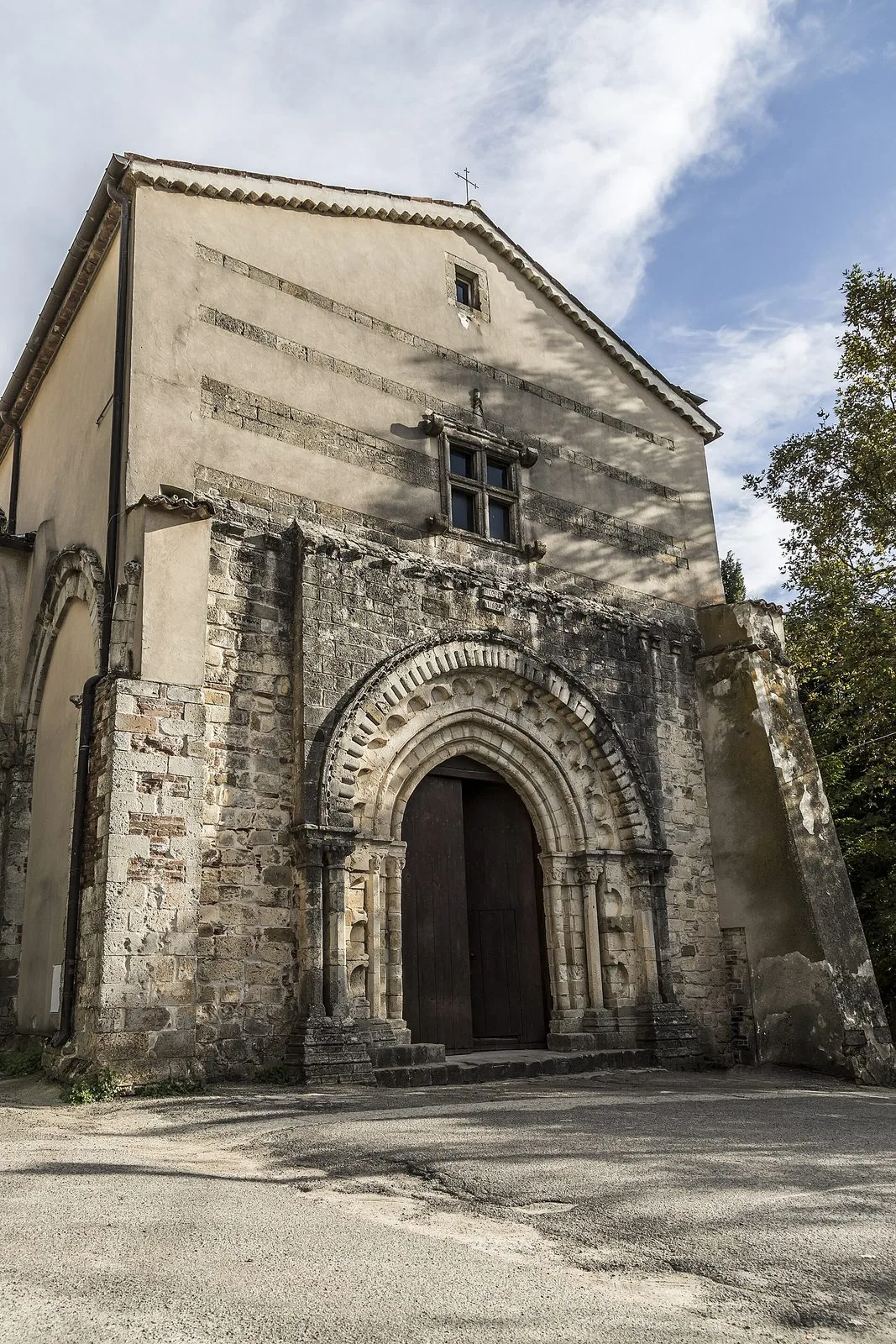 La facciata dell'Abbazia della Sambucina