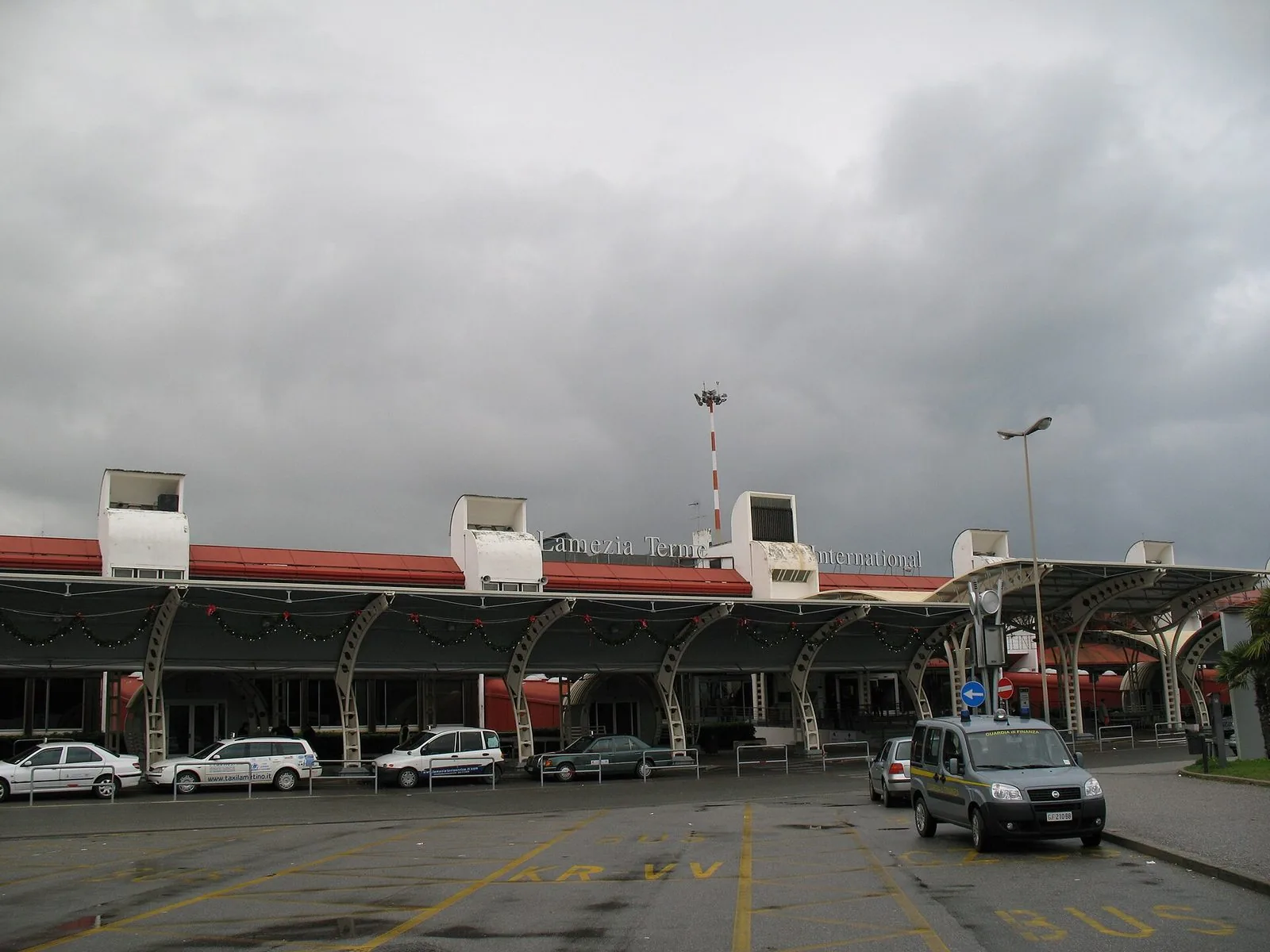 L'ingresso dell'aeroporto di Lamezia Terme